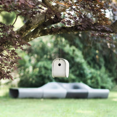 Swisspearl Birdie Vogelhaus hängend im Garten.