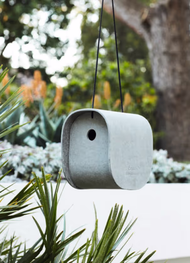 Swisspearl Birdie Vogelhaus hängend im Garten.