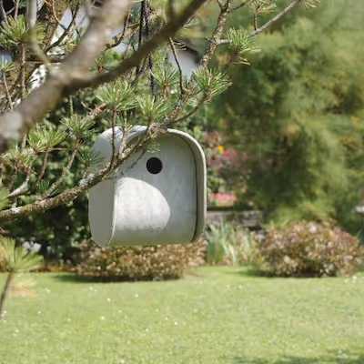 Swisspearl Birdie Vogelhaus hängend im Garten.