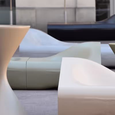 Swisspearl Dune‑Sofas und mehrere Spindle draußen in verschiedenen Pastellfarben