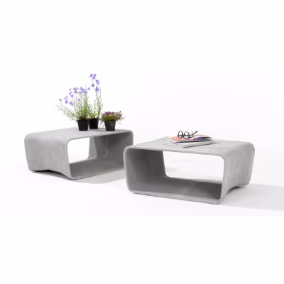 Swisspearl Ecal‑Tisch mit Pflanzen und Magazin