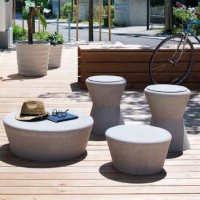 Swisspearl Porto Tisch, Beistelltisch und Hocker auf Terrasse 